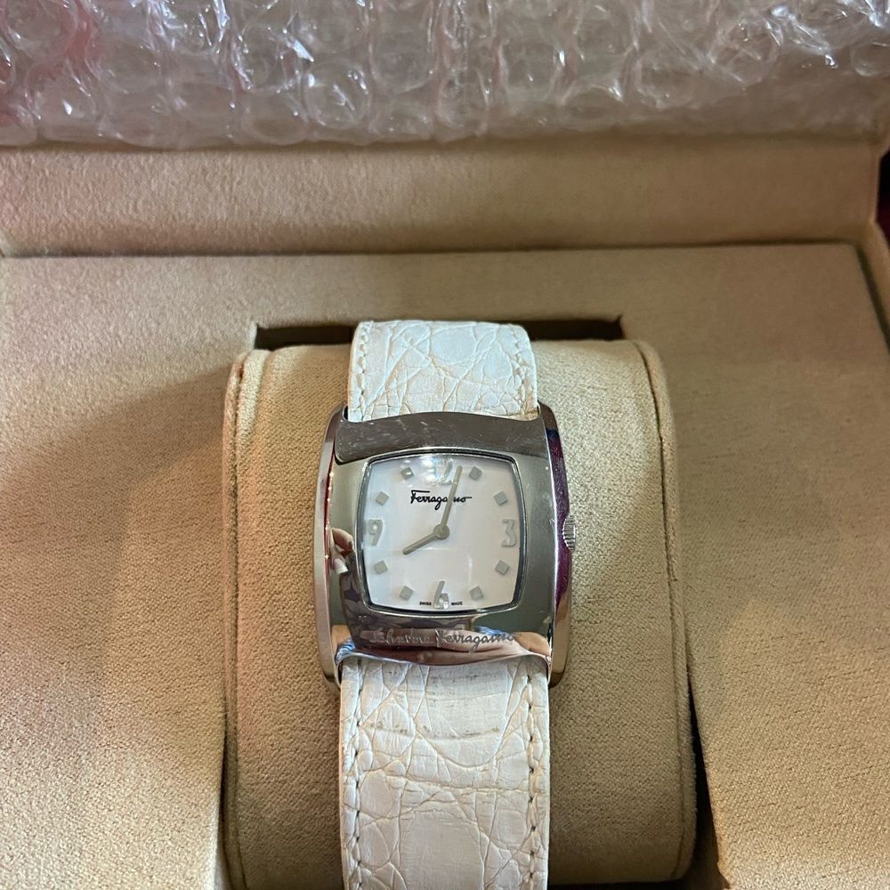 Salvatore Ferragamo VARA white watch with leather band‎